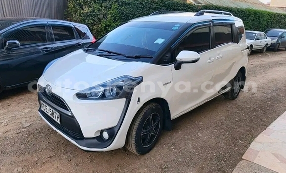 Oofamaa Toyota Sienta White Makiinaa iti Bute keessatti Northeast Kenya keessatti Oofamaa Toyota Sienta White Makiinaa iti Bute keessatti Northeast Kenya keessatti
