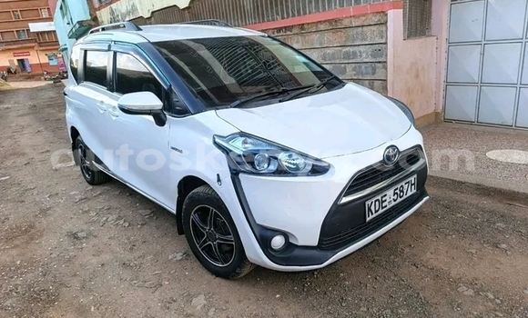Oofamaa Toyota Sienta White Makiinaa iti Bute keessatti Northeast Kenya keessatti Oofamaa Toyota Sienta White Makiinaa iti Bute keessatti Northeast Kenya keessatti