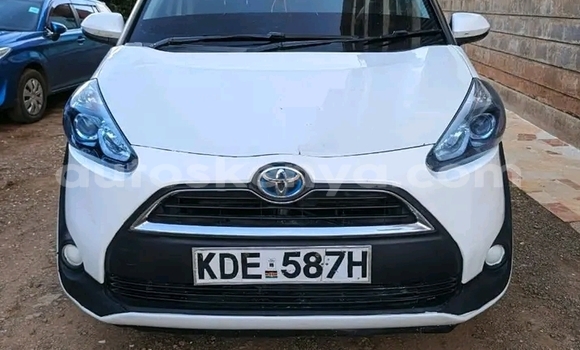 Oofamaa Toyota Sienta White Makiinaa iti Bute keessatti Northeast Kenya keessatti Oofamaa Toyota Sienta White Makiinaa iti Bute keessatti Northeast Kenya keessatti