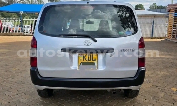 Oofamaa Toyota Succeed White Makiinaa iti Bute keessatti Northeast Kenya keessatti