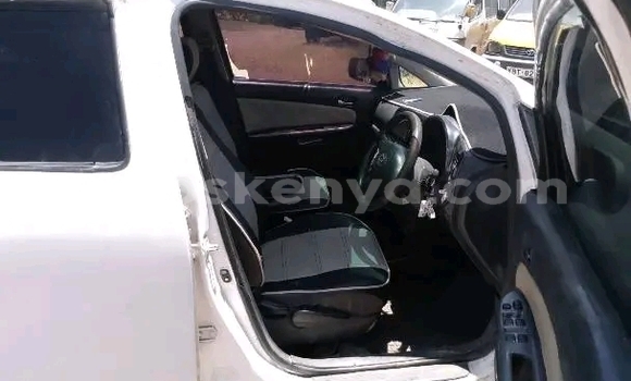 Oofamaa Toyota Wish White Makiinaa iti Bute keessatti Northeast Kenya keessatti Oofamaa Toyota Wish White Makiinaa iti Bute keessatti Northeast Kenya keessatti