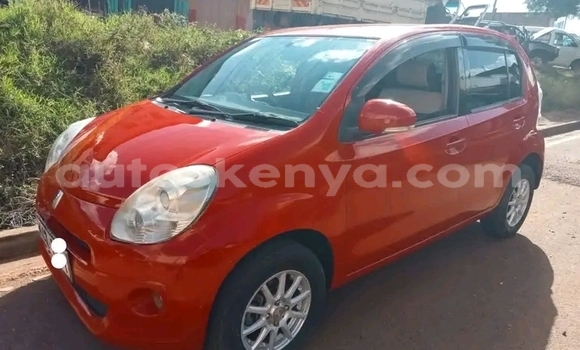 Oofamaa Toyota Passo Red Makiinaa iti Gazi keessatti Coast keessatti
