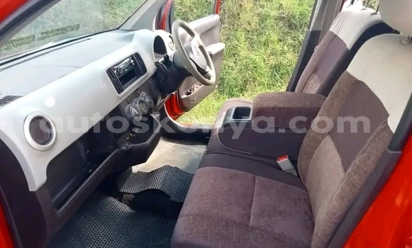 Oofamaa Toyota Passo Red Makiinaa iti Gazi keessatti Coast keessatti Oofamaa Toyota Passo Red Makiinaa iti Gazi keessatti Coast keessatti