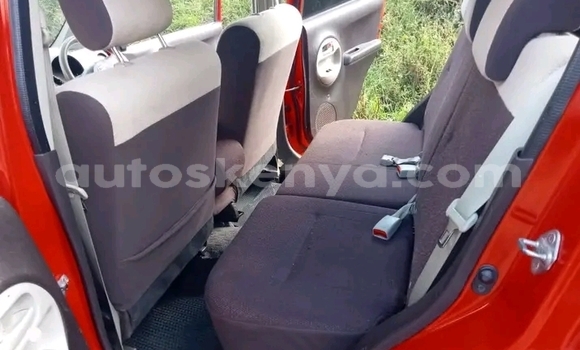 Oofamaa Toyota Passo Red Makiinaa iti Gazi keessatti Coast keessatti Oofamaa Toyota Passo Red Makiinaa iti Gazi keessatti Coast keessatti