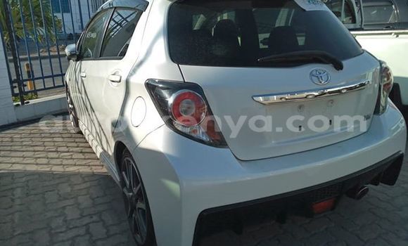 Nunua Ilio tumika Toyota Vitz Nyeupe Gari ndani ya Mombasa nchini Kenya ya Pwani Nunua Ilio tumika Toyota Vitz Nyeupe Gari ndani ya Mombasa nchini Kenya ya Pwani