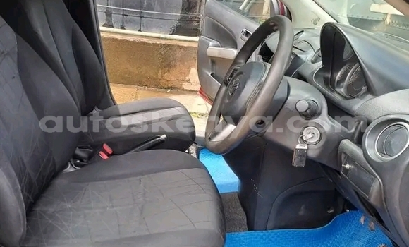 Oofamaa Mazda Demio Red Makiinaa iti Bute keessatti Northeast Kenya keessatti Oofamaa Mazda Demio Red Makiinaa iti Bute keessatti Northeast Kenya keessatti