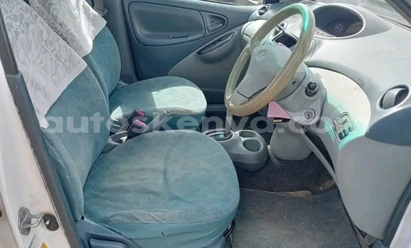 Oofamaa Toyota Vitz White Makiinaa iti Bute keessatti Northeast Kenya keessatti Oofamaa Toyota Vitz White Makiinaa iti Bute keessatti Northeast Kenya keessatti