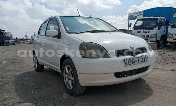 Oofamaa Toyota Vitz White Makiinaa iti Bute keessatti Northeast Kenya keessatti Oofamaa Toyota Vitz White Makiinaa iti Bute keessatti Northeast Kenya keessatti