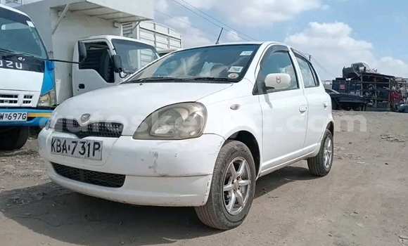 Oofamaa Toyota Vitz White Makiinaa iti Bute keessatti Northeast Kenya keessatti Oofamaa Toyota Vitz White Makiinaa iti Bute keessatti Northeast Kenya keessatti