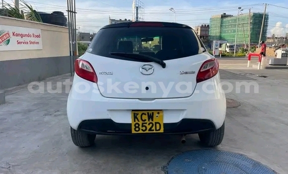 Oofamaa Mazda Demio White Makiinaa iti Bute keessatti Northeast Kenya keessatti Oofamaa Mazda Demio White Makiinaa iti Bute keessatti Northeast Kenya keessatti
