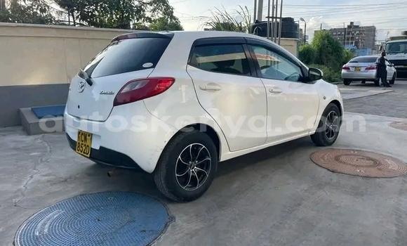 Oofamaa Mazda Demio White Makiinaa iti Bute keessatti Northeast Kenya keessatti Oofamaa Mazda Demio White Makiinaa iti Bute keessatti Northeast Kenya keessatti