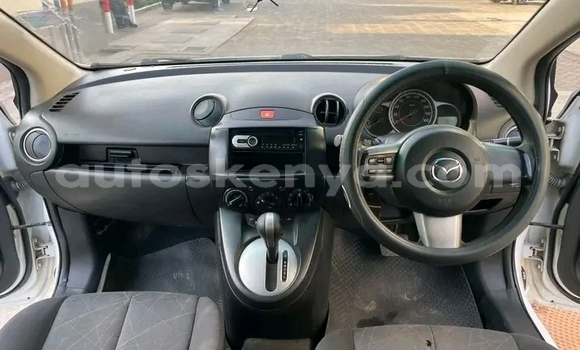 Oofamaa Mazda Demio White Makiinaa iti Bute keessatti Northeast Kenya keessatti Oofamaa Mazda Demio White Makiinaa iti Bute keessatti Northeast Kenya keessatti