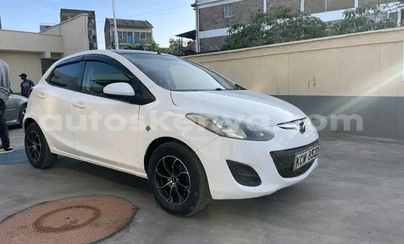 Oofamaa Mazda Demio White Makiinaa iti Bute keessatti Northeast Kenya keessatti Oofamaa Mazda Demio White Makiinaa iti Bute keessatti Northeast Kenya keessatti