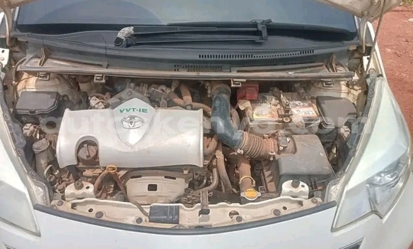 Oofamaa Toyota Ractis White Makiinaa iti Bute keessatti Northeast Kenya keessatti Oofamaa Toyota Ractis White Makiinaa iti Bute keessatti Northeast Kenya keessatti