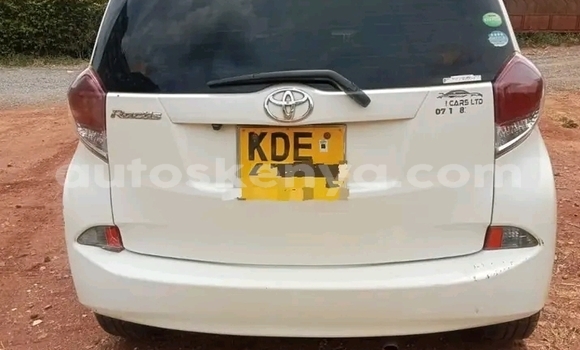 Oofamaa Toyota Ractis White Makiinaa iti Bute keessatti Northeast Kenya keessatti Oofamaa Toyota Ractis White Makiinaa iti Bute keessatti Northeast Kenya keessatti