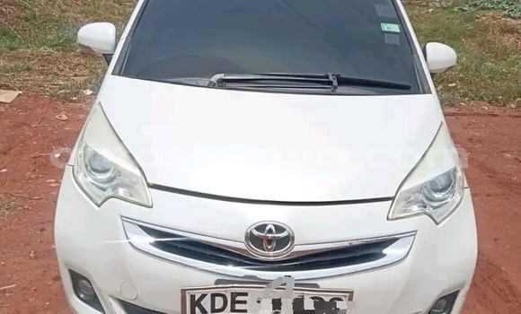 Oofamaa Toyota Ractis White Makiinaa iti Bute keessatti Northeast Kenya keessatti Oofamaa Toyota Ractis White Makiinaa iti Bute keessatti Northeast Kenya keessatti