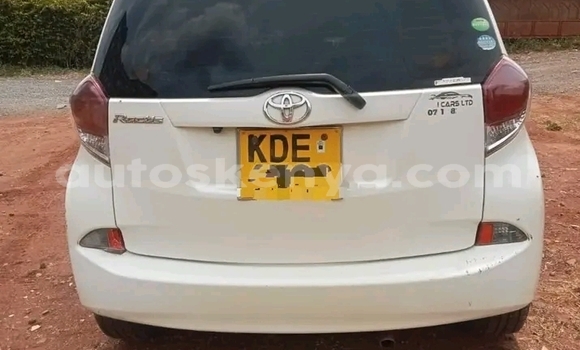 Oofamaa Toyota Ractis White Makiinaa iti Bute keessatti Northeast Kenya keessatti Oofamaa Toyota Ractis White Makiinaa iti Bute keessatti Northeast Kenya keessatti