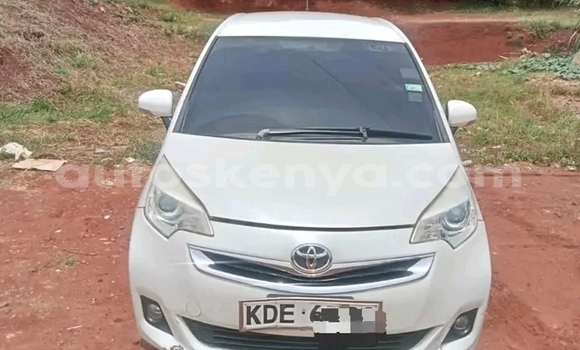 Oofamaa Toyota Ractis White Makiinaa iti Bute keessatti Northeast Kenya keessatti Oofamaa Toyota Ractis White Makiinaa iti Bute keessatti Northeast Kenya keessatti