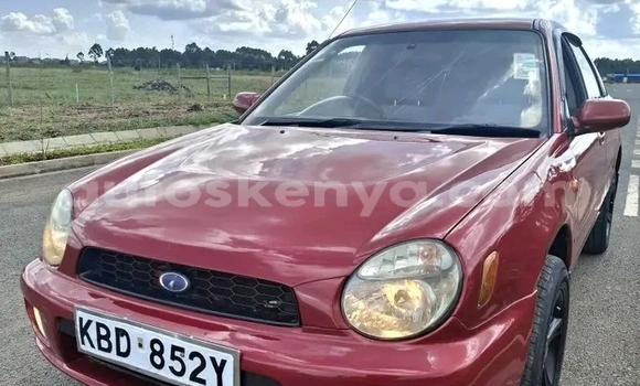Oofamaa Subaru Impreza Red Makiinaa iti Bute keessatti Northeast Kenya keessatti Oofamaa Subaru Impreza Red Makiinaa iti Bute keessatti Northeast Kenya keessatti