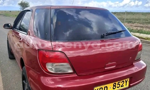 Oofamaa Subaru Impreza Red Makiinaa iti Bute keessatti Northeast Kenya keessatti Oofamaa Subaru Impreza Red Makiinaa iti Bute keessatti Northeast Kenya keessatti