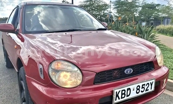 Oofamaa Subaru Impreza Red Makiinaa iti Bute keessatti Northeast Kenya keessatti Oofamaa Subaru Impreza Red Makiinaa iti Bute keessatti Northeast Kenya keessatti