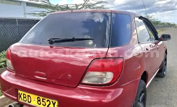Oofamaa Subaru Impreza Red Makiinaa iti Bute keessatti Northeast Kenya keessatti Oofamaa Subaru Impreza Red Makiinaa iti Bute keessatti Northeast Kenya keessatti
