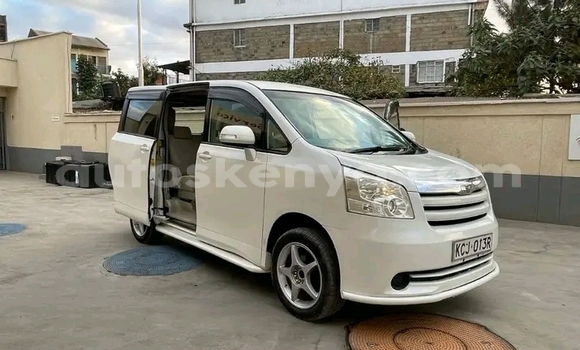 Oofamaa Toyota Noah White Makiinaa iti Bute keessatti Northeast Kenya keessatti