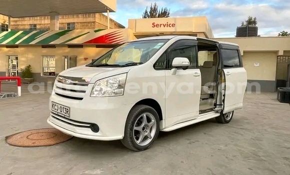 Oofamaa Toyota Noah White Makiinaa iti Bute keessatti Northeast Kenya keessatti Oofamaa Toyota Noah White Makiinaa iti Bute keessatti Northeast Kenya keessatti