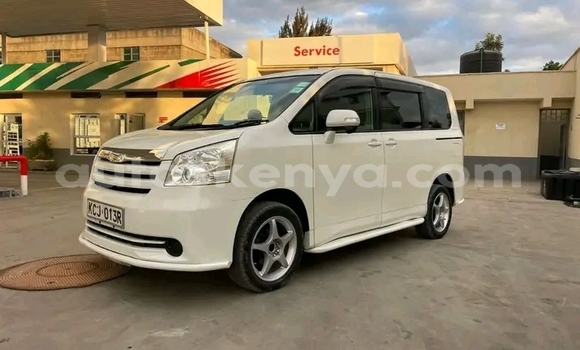 Oofamaa Toyota Noah White Makiinaa iti Bute keessatti Northeast Kenya keessatti Oofamaa Toyota Noah White Makiinaa iti Bute keessatti Northeast Kenya keessatti