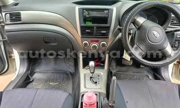Oofamaa Subaru Forester White Makiinaa iti Bute keessatti Northeast Kenya keessatti Oofamaa Subaru Forester White Makiinaa iti Bute keessatti Northeast Kenya keessatti