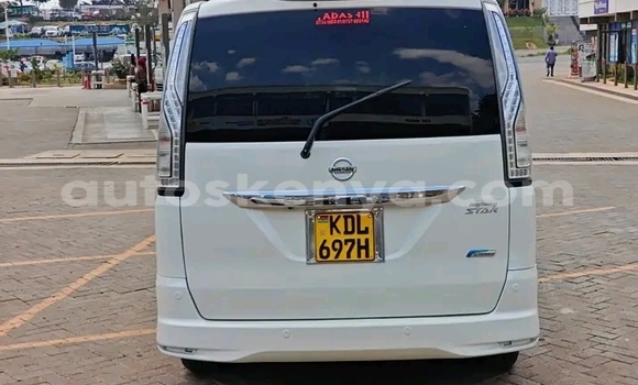 Oofamaa Nissan Serena White Makiinaa iti Bute keessatti Northeast Kenya keessatti