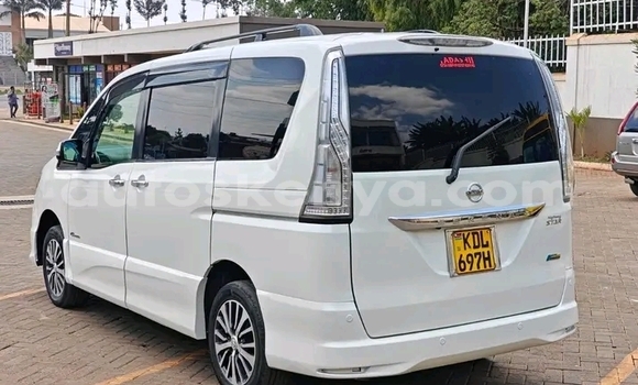 Oofamaa Nissan Serena White Makiinaa iti Bute keessatti Northeast Kenya keessatti Oofamaa Nissan Serena White Makiinaa iti Bute keessatti Northeast Kenya keessatti