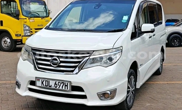 Oofamaa Nissan Serena White Makiinaa iti Bute keessatti Northeast Kenya keessatti Oofamaa Nissan Serena White Makiinaa iti Bute keessatti Northeast Kenya keessatti