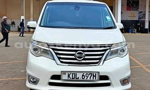Oofamaa Nissan Serena White Makiinaa iti Bute keessatti Northeast Kenya keessatti Oofamaa Nissan Serena White Makiinaa iti Bute keessatti Northeast Kenya keessatti