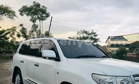 Oofamaa Toyota Land Cruiser Prado White Makiinaa iti Bute keessatti Northeast Kenya keessatti Oofamaa Toyota Land Cruiser Prado White Makiinaa iti Bute keessatti Northeast Kenya keessatti