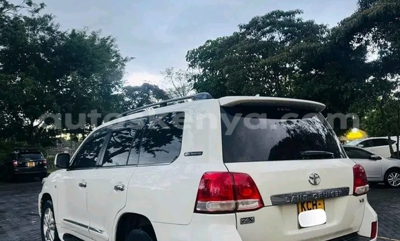 Oofamaa Toyota Land Cruiser Prado White Makiinaa iti Bute keessatti Northeast Kenya keessatti Oofamaa Toyota Land Cruiser Prado White Makiinaa iti Bute keessatti Northeast Kenya keessatti