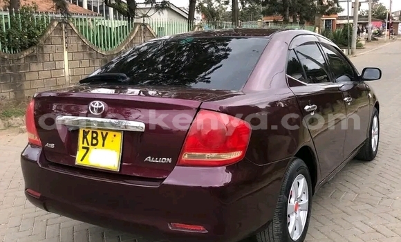 Oofamaa Toyota Allion Red Makiinaa iti Bute keessatti Northeast Kenya keessatti
