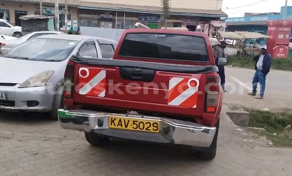 Oofamaa Nissan Hardbody Red Makiinaa iti Hola keessatti Coastal Kenya keessatti