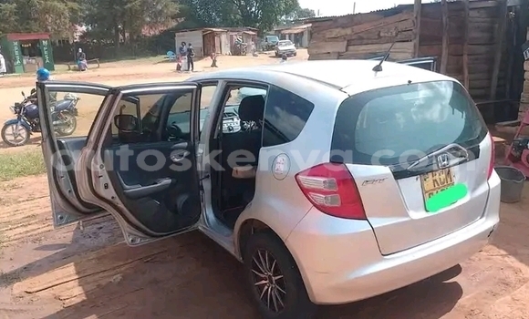 Nunua Ilio tumika Honda Fit Nyeupe Gari ndani ya Iten nchini Bonde la Ufafanuzi Nunua Ilio tumika Honda Fit Nyeupe Gari ndani ya Iten nchini Bonde la Ufafanuzi