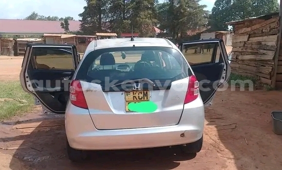 Nunua Ilio tumika Honda Fit Nyeupe Gari ndani ya Iten nchini Bonde la Ufafanuzi Nunua Ilio tumika Honda Fit Nyeupe Gari ndani ya Iten nchini Bonde la Ufafanuzi