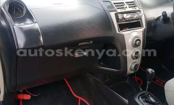 Nunua Ilio tumika Toyota Vitz Bluu Gari ndani ya Bute nchini Kaskazini Mashariki mwa Kenya