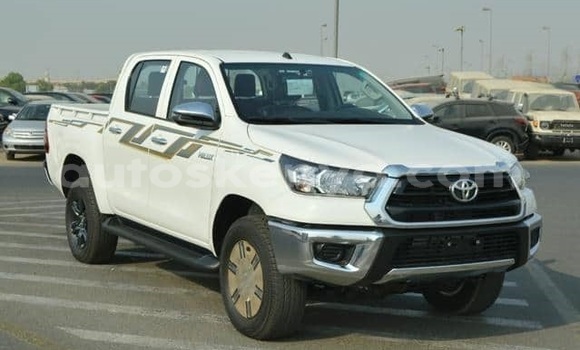 Nunua Ilio tumika Toyota Hillux Beige Lori ndani ya Changamwe nchini Pwani Nunua Ilio tumika Toyota Hillux Beige Lori ndani ya Changamwe nchini Pwani