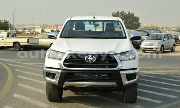 Nunua Ilio tumika Toyota Hillux Beige Lori ndani ya Changamwe nchini Pwani Nunua Ilio tumika Toyota Hillux Beige Lori ndani ya Changamwe nchini Pwani