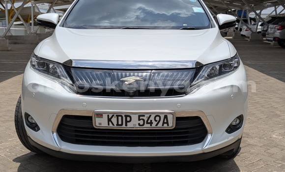 Oofamaa Toyota Harrier White Makiinaa iti Nairobi keessatti Nairobi keessatti