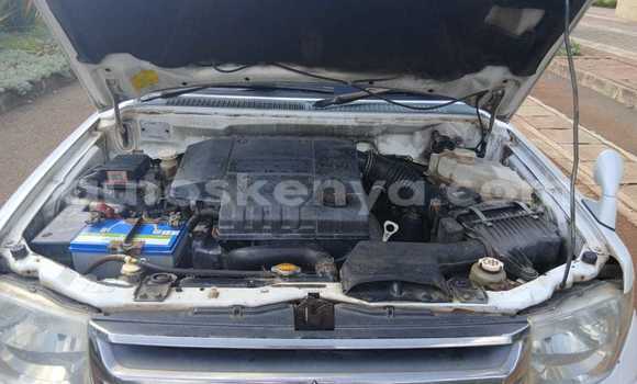 Oofamaa Mitsubishi Pajero iO White Makiinaa iti Nairobi keessatti Nairobi keessatti