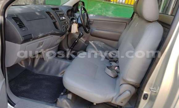 Oofamaa Toyota Hilux Silver Makiinaa iti Machakos keessatti Nairobi keessatti Oofamaa Toyota Hilux Silver Makiinaa iti Machakos keessatti Nairobi keessatti