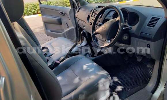 Oofamaa Toyota Hilux Silver Makiinaa iti Machakos keessatti Nairobi keessatti Oofamaa Toyota Hilux Silver Makiinaa iti Machakos keessatti Nairobi keessatti