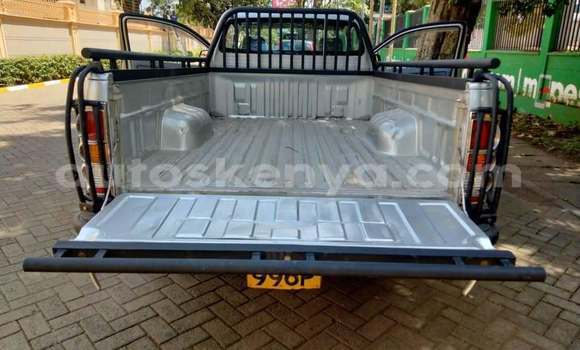 Oofamaa Toyota Hilux Silver Makiinaa iti Machakos keessatti Nairobi keessatti Oofamaa Toyota Hilux Silver Makiinaa iti Machakos keessatti Nairobi keessatti