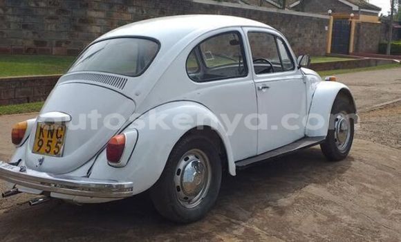 Oofamaa Volkswagen Beetle White Makiinaa iti Machakos keessatti Nairobi keessatti Oofamaa Volkswagen Beetle White Makiinaa iti Machakos keessatti Nairobi keessatti