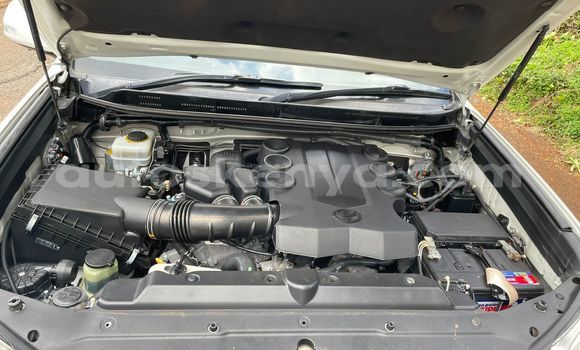 Nunua Ilio tumika Toyota Land Cruiser Prado Nyeupe Gari ndani ya Nairobi nchini Nairobi Nunua Ilio tumika Toyota Land Cruiser Prado Nyeupe Gari ndani ya Nairobi nchini Nairobi